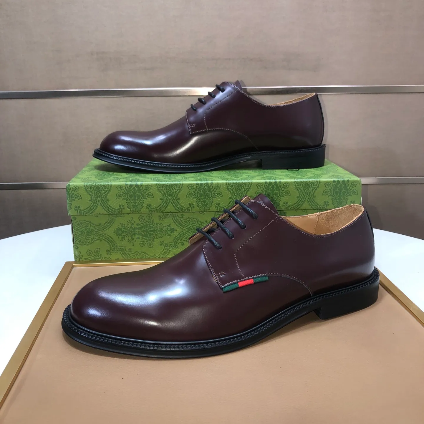 Factory batch 500💰Italy’s top luxury men’s shoe giant (GUCCI) (Gucci) (full cowhide lining) new arrival🍃Original European style🔰 Pleasant to the eye😍In order to make the shoes more durable and non-deformable🌀The production continues to follow traditional methods but there is still no lack of innovation💪The original sheepskin is selected for the leather♻️Smooth, natural and extra bright⭐Made of imported cowhide The rich man’s first choice 38-45 (45 customized)